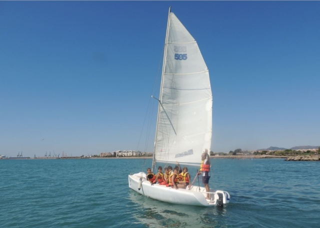 Profesor de vela con su alumno en Canet.JPG